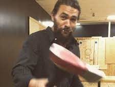 Jason Momoa lance une hache