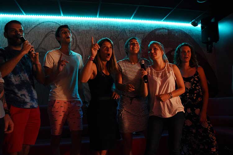 Groupe d'amis dans une salle de Karaoké au Karnage Club Toulouse