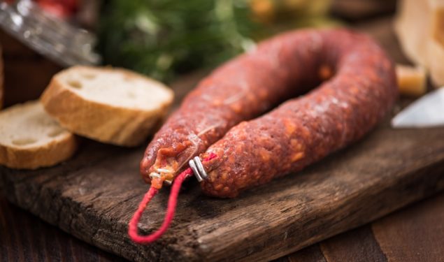 Planche de charcuterie tapas avec du chorizo