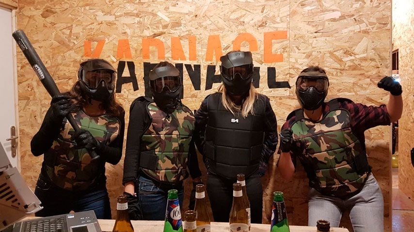 Équipe organisant un team buidling au Karnage Club, dans une salle de casse